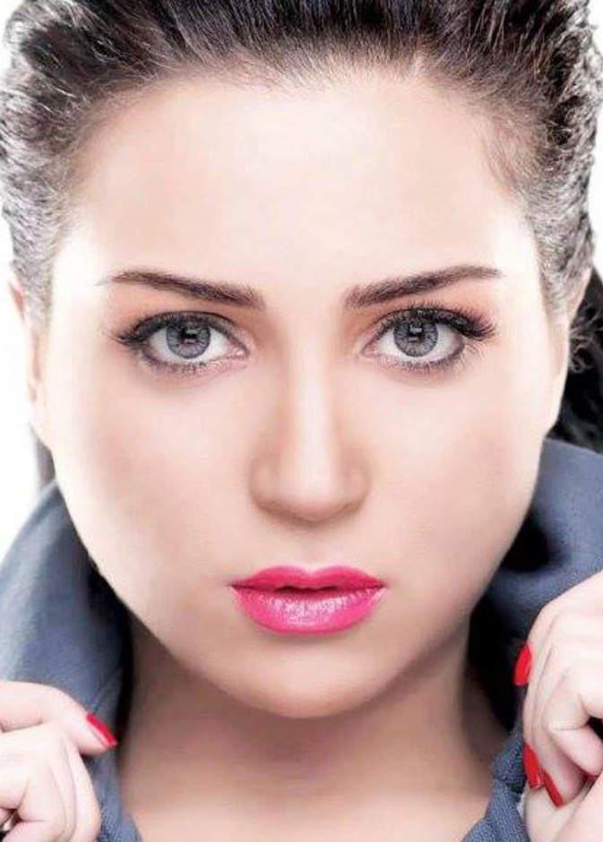 مي عز الدين والنحافة بادية على ملامحها