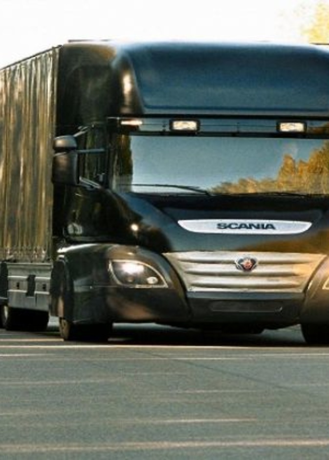 نجاة رضيع دهسته شاحنة كبيرة