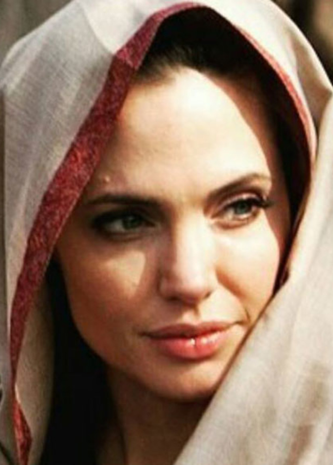  انجلينا مع أطفال اللاجئين