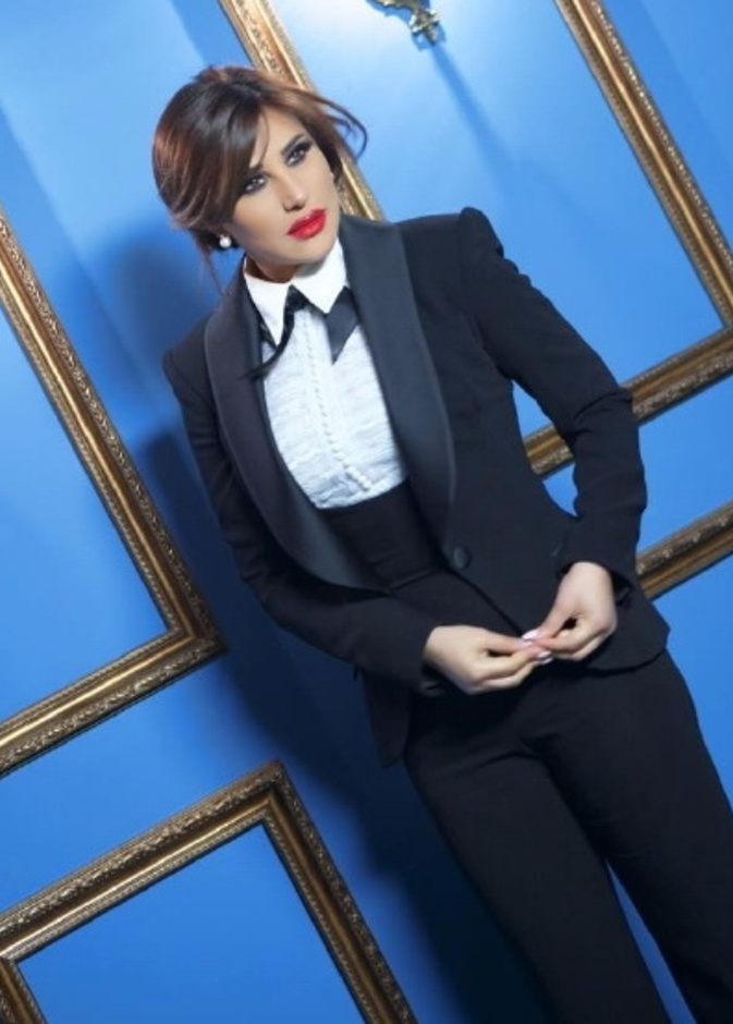 نانسي عجرم واطلالة أنيقة مستوحاة من خزانة الرجل