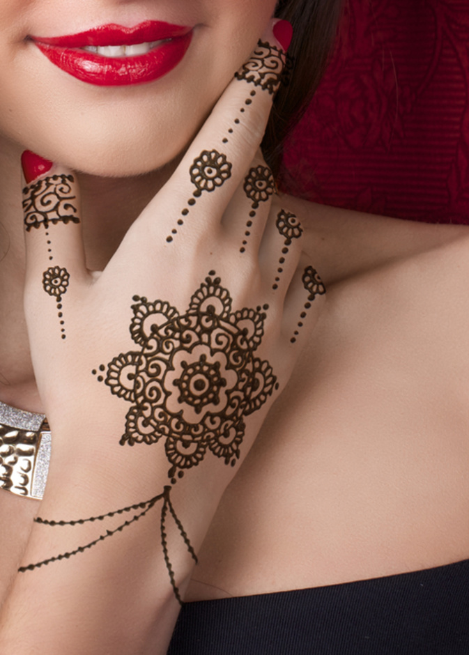 نقش حناء ناعم لعروس الموسم