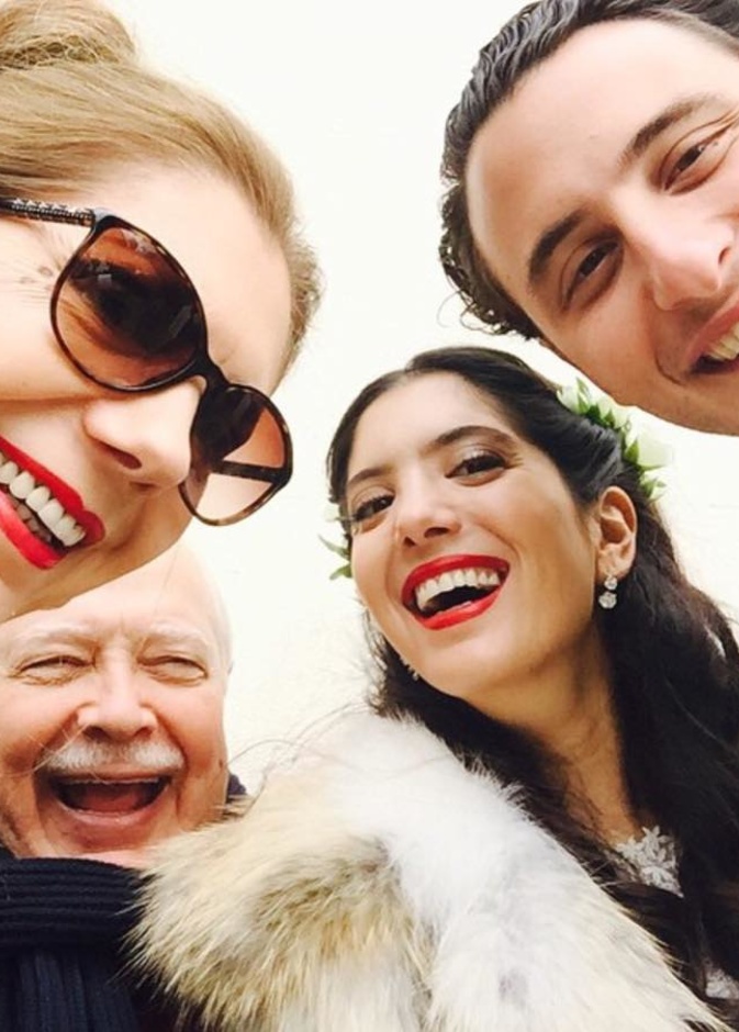 نور مع خطيبها ووالداها