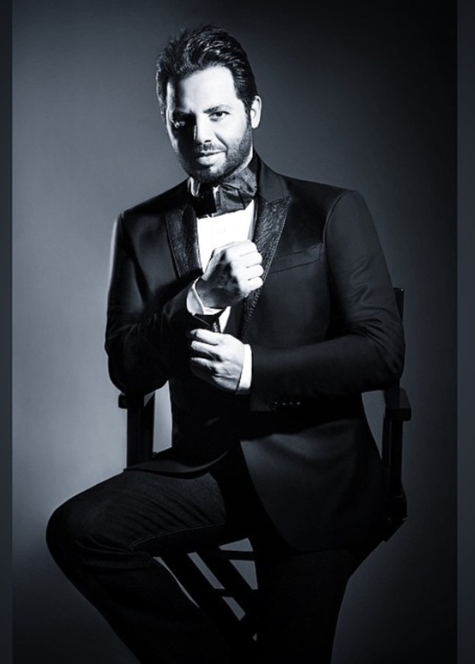 نيشان في توكسيدو سوداء