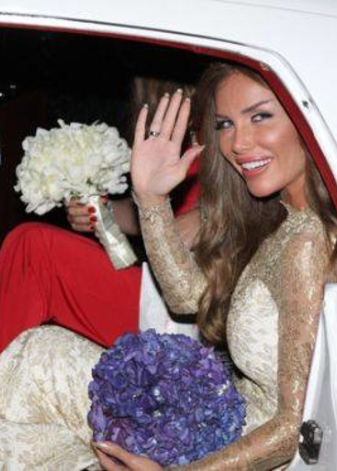 نيكول في سيارة العروس