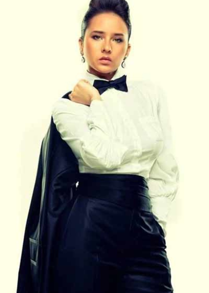 نيللي كريم بالبدلة الرجالية