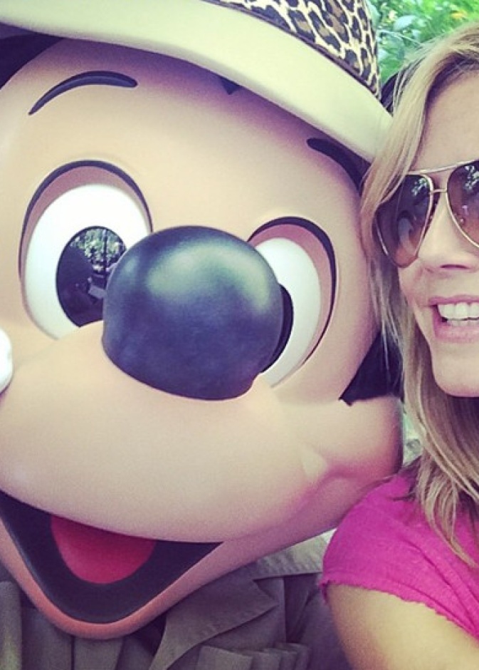  هايدى كلوم مع ميكى ماوس.