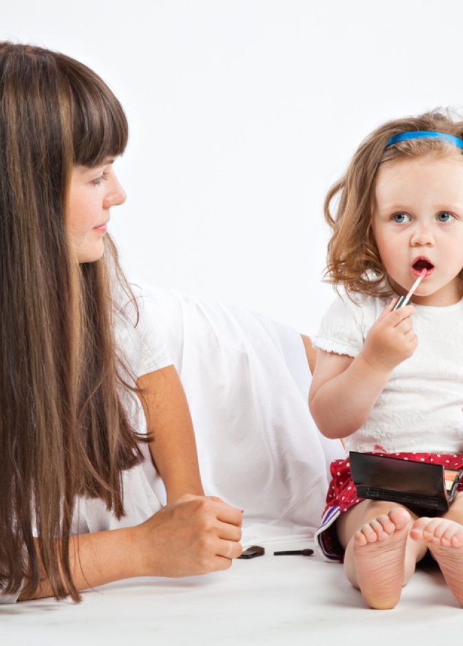 هل تدمن طفلتك استخدام ادوات مكياجك .. احذري ذلك لسلامتها
