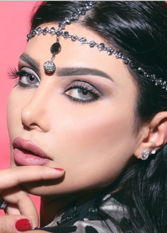 أمل العوضي بالشعر الاسود بإطلالة سابقة لها