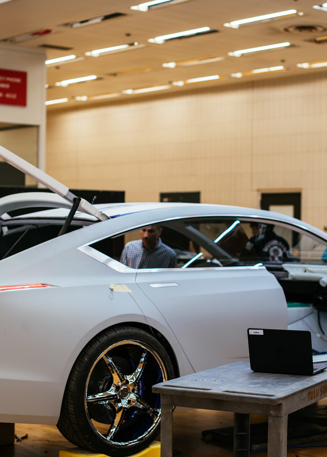 هيكل سيارة كاديلاك الفاخرة يشبه سيارة بورش