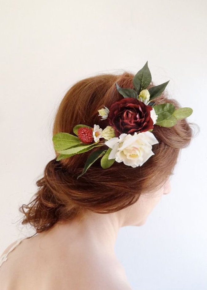 وردة من اللون العنابي و الابيض لزينة الرأس