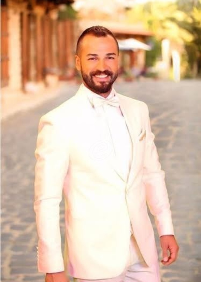 وسام حنا بالبدلة البيضاء