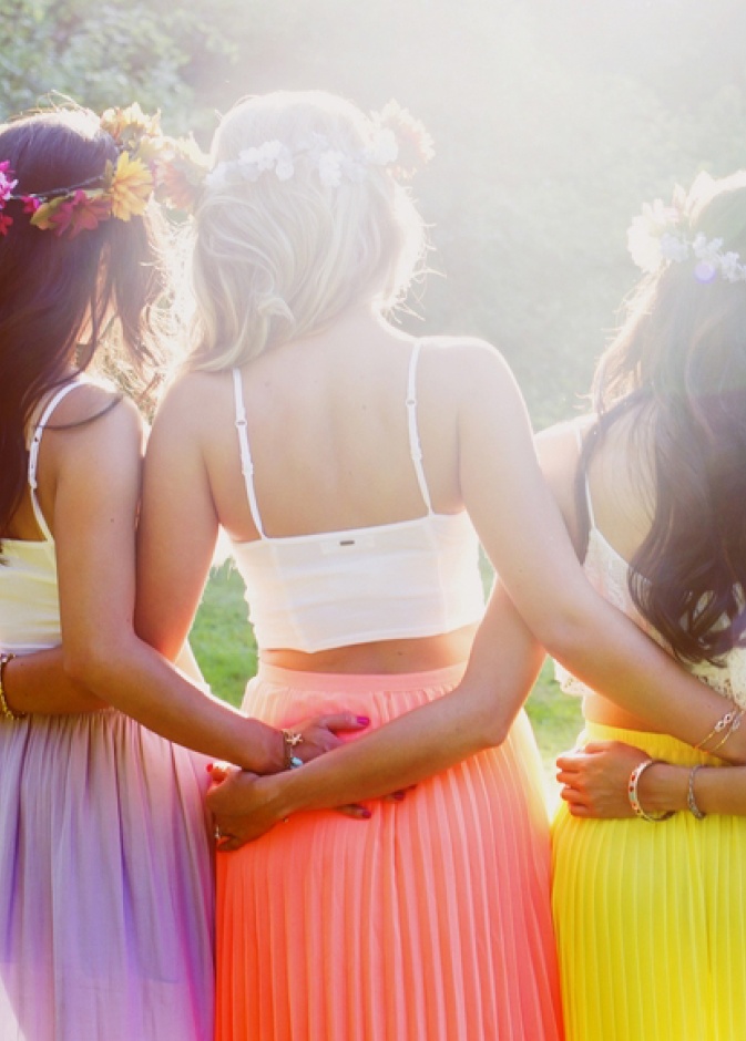 وصيفات الشرف في فساتين بألوان قوس قزح 