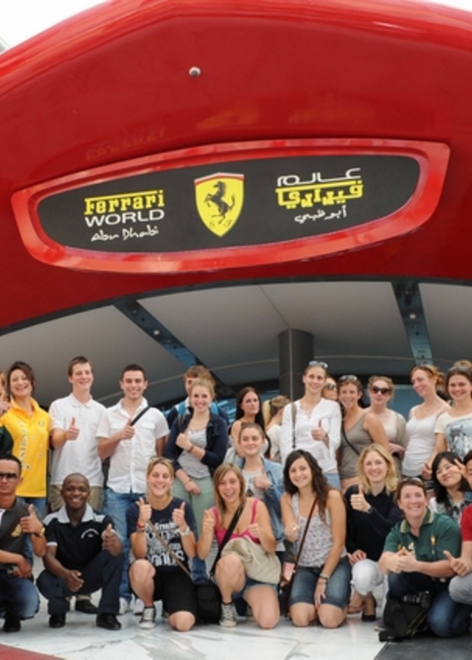  وفد الفارسات في مدخل عالم فيراري