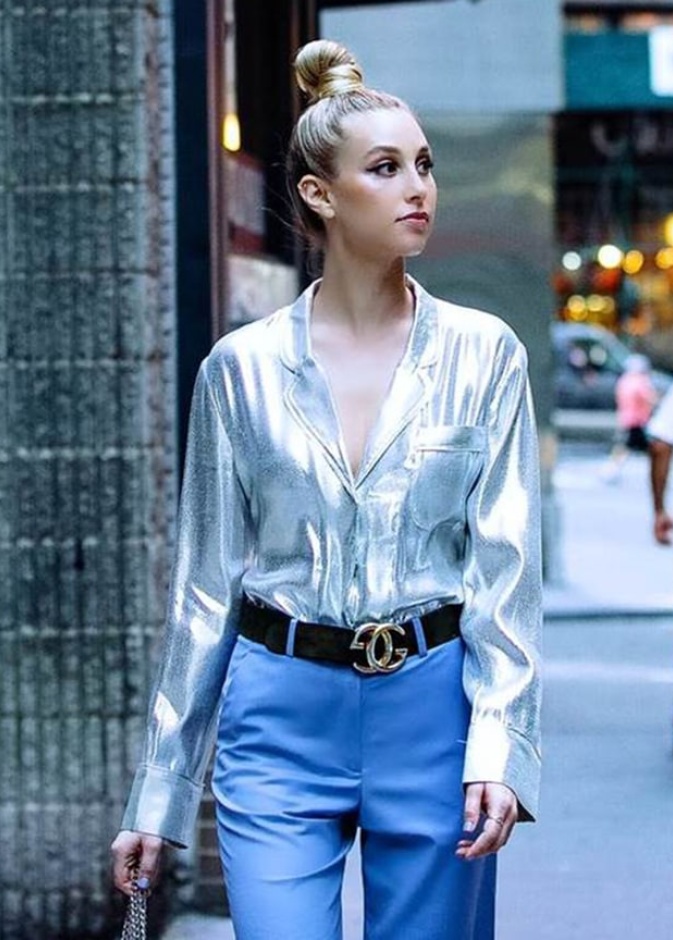 ويتناي بورت Whitney Port تخطت التقاليد ونسقت حزام قوتشي Gucci مع القميص اللماع الواسع 