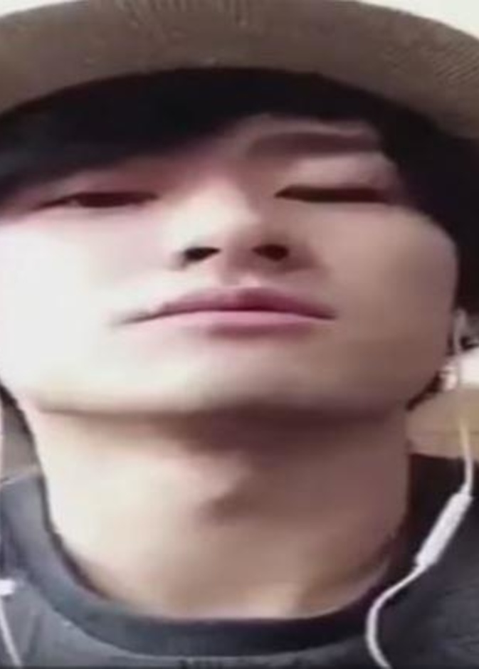 ياباني يلقي قصيدة باللغة العربية الفصحى