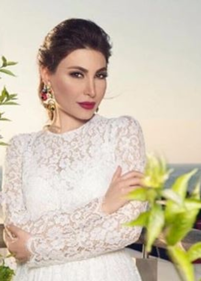 يارا بالفستان الابيض