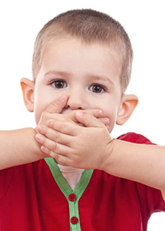 يجب ان تبحث الام عن سبب افشاء طفلها لاسرار المنزل