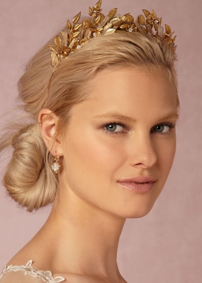 قالب حلوى ذهبي وابيض بتاج ملكي سيكمل  تناسق الديكور