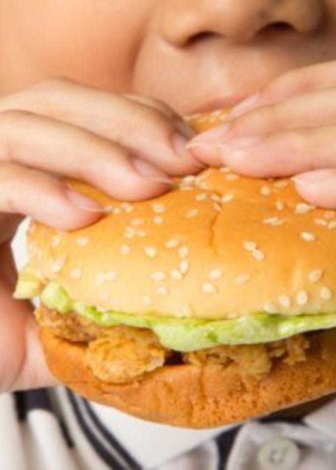 اضرار الوجبات السريعة على صحة الاطفال 