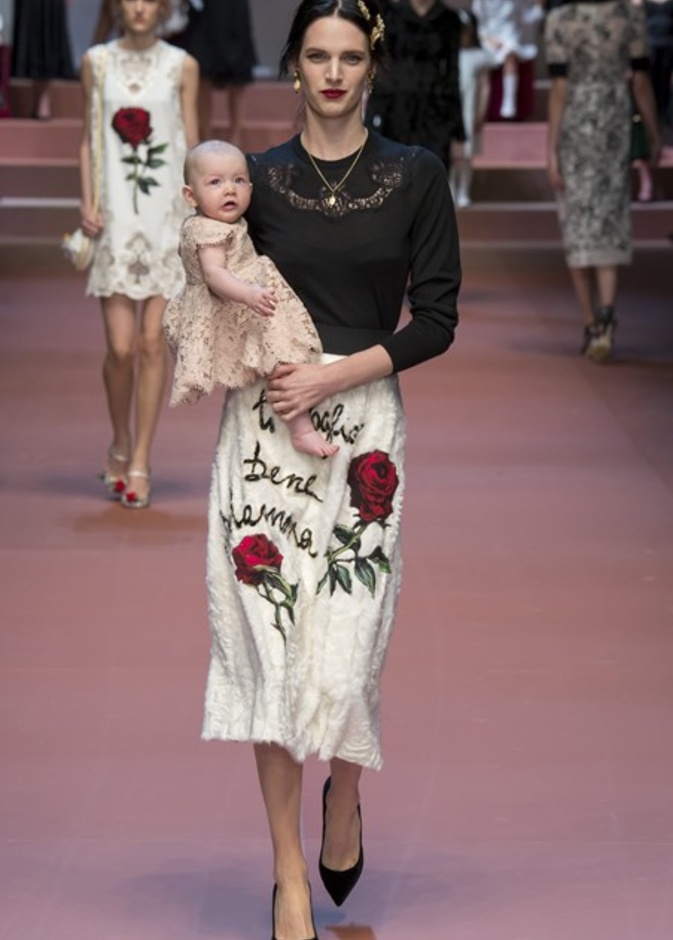 عندما تُكرّم دار Dolce & Gabbana الأم.. والعائلة!