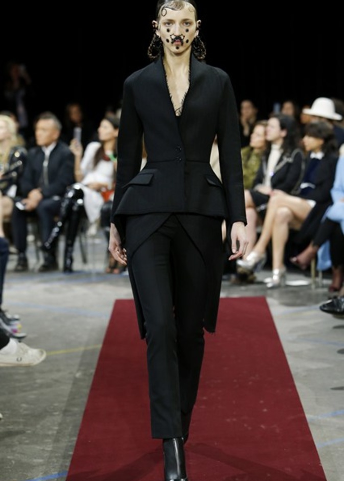 Givenchy بين الأسلوب الفيكتوري والهندي! 