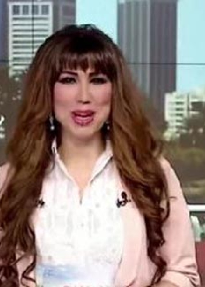 بالفيديو: مذيعة عربية تعدل بنطالها على الهواء مباشرة