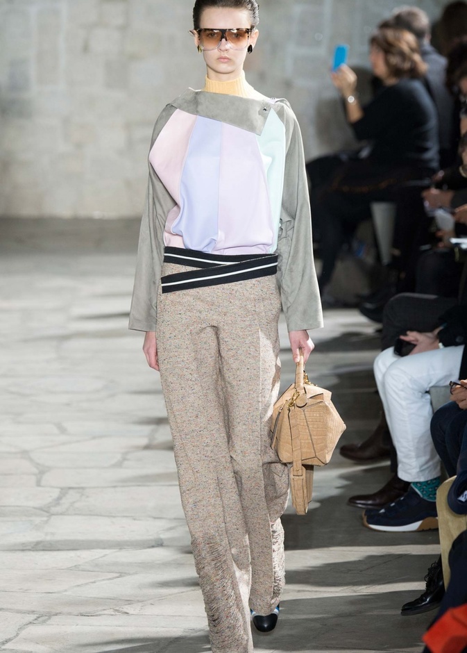 Loewe للمرأة العصرية والأنيقة