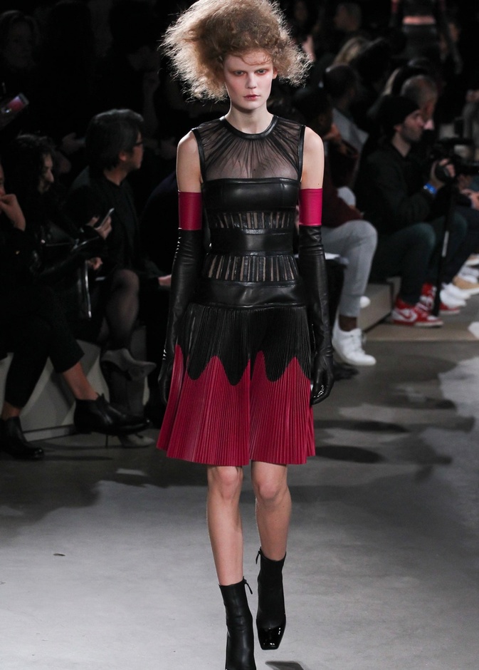 عرض Alexander McQueen كلاسيكية ولكن