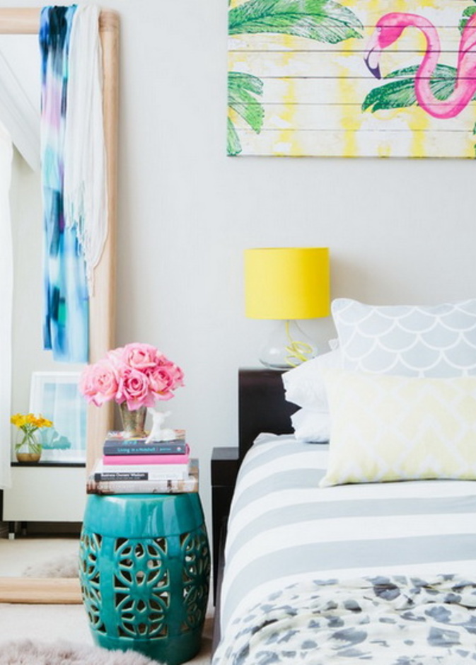 جدار رأس السرير مغطى بورق جدران منقوش