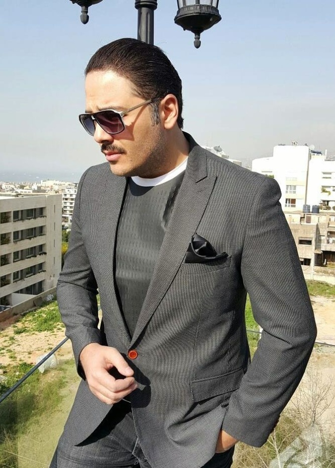 رامي عياش بالبدلة الرسمية مع قميص رمادي وعقدة