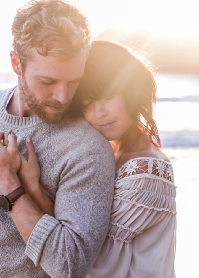 لمحبي الرومانسية صور الخطوبة على البحر