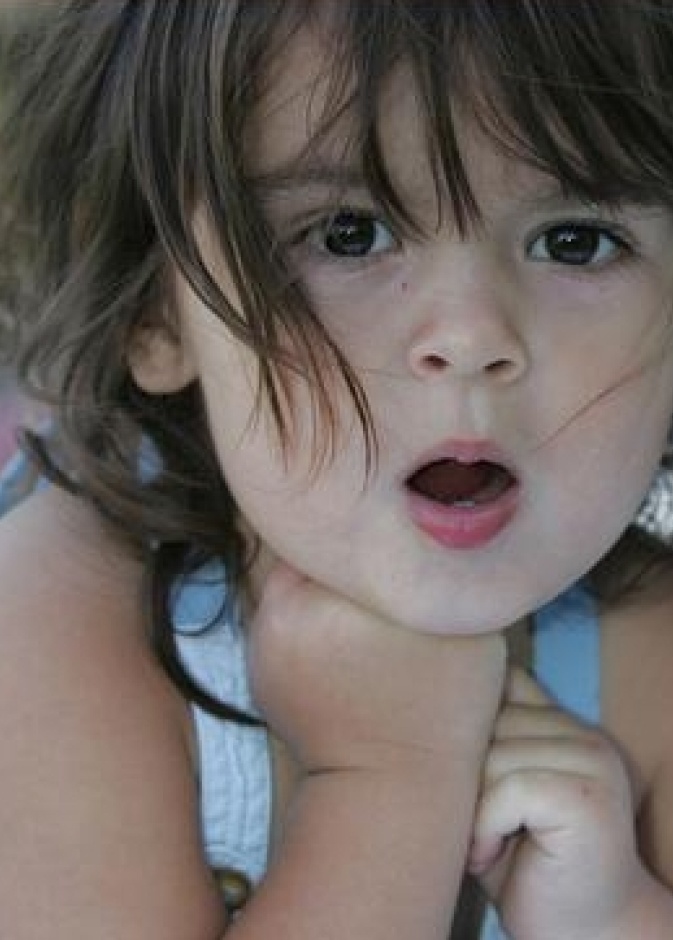 فيديو.. أم تقاوم نوم طفلتها في عيد ميلادها 