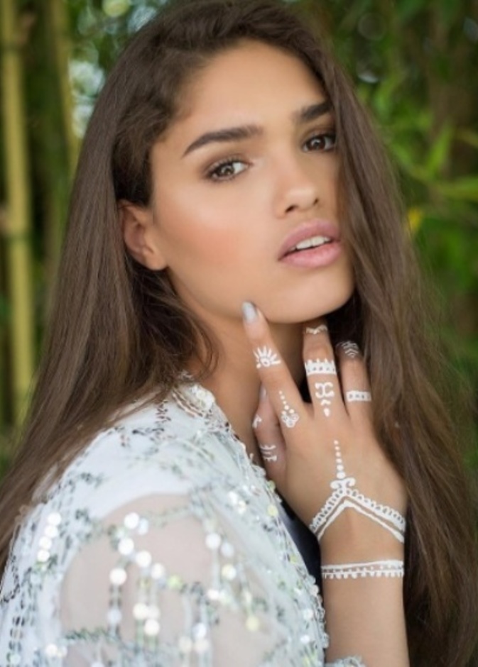 الحنة البيضاء تليق بك في اطلالة العيد