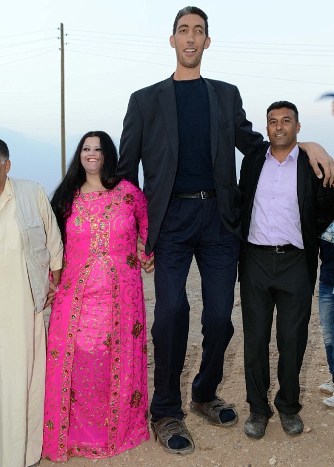 أطول رجل في العالم... عريس