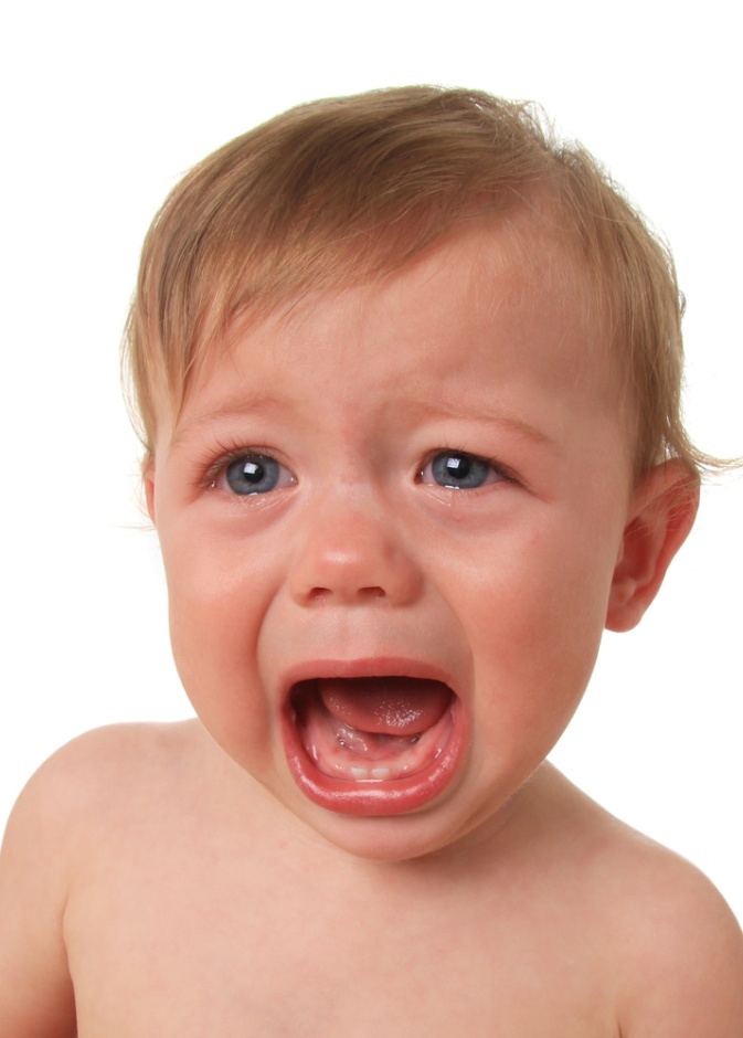 بالفيديو: رضيع لا يرعبه القناع المخيف إنما وجه الده!