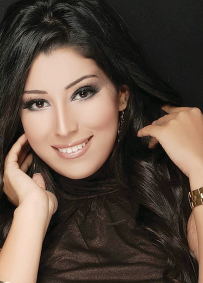 آيتن عامر مع خطيبها عز العرب في حفل الخطوبة