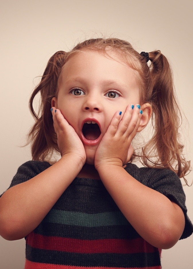 صورة الطفلة المدهوشة من حيلة والدها