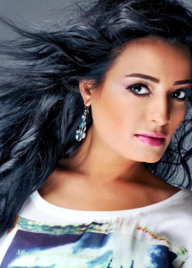 انجي عبدالله تطمأن جمهورها عن صحتها