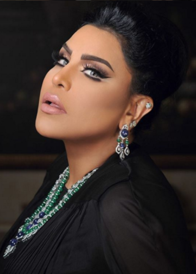 احلام تستخدم العدسات اللاصقة الزرقاء لعينيها