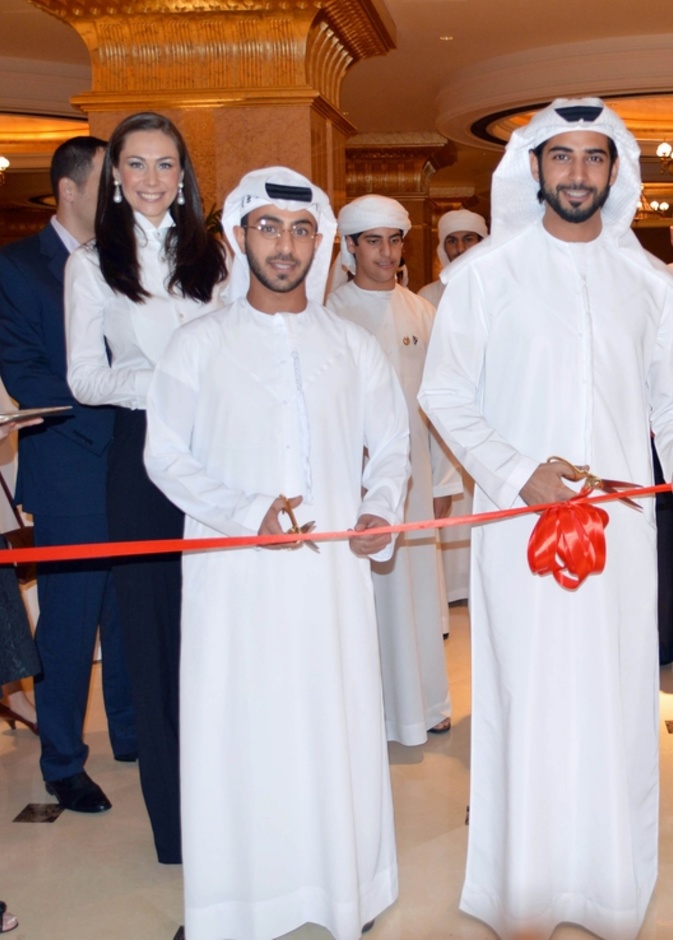 الشيخ زايد يفتتح المعرض.