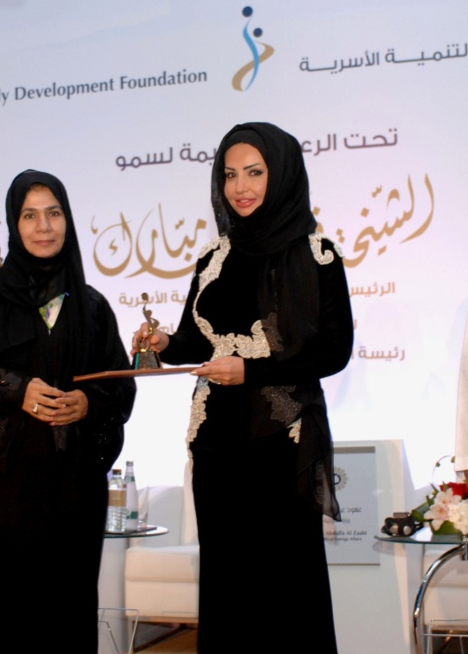 بدرية الملا تتسلم درع التقدير.