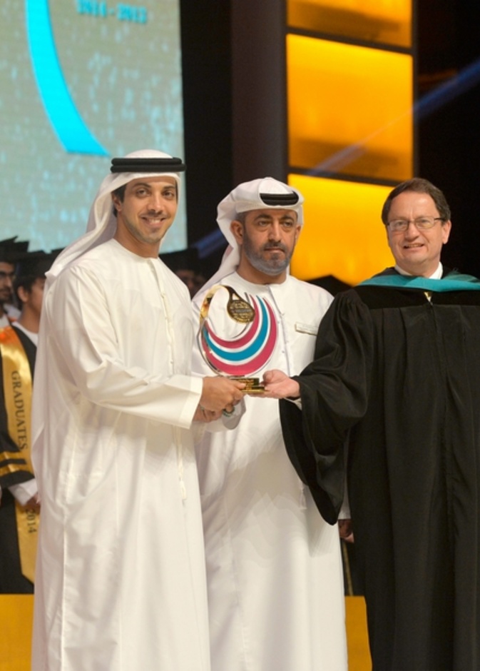 تكريم راعي الحفل.