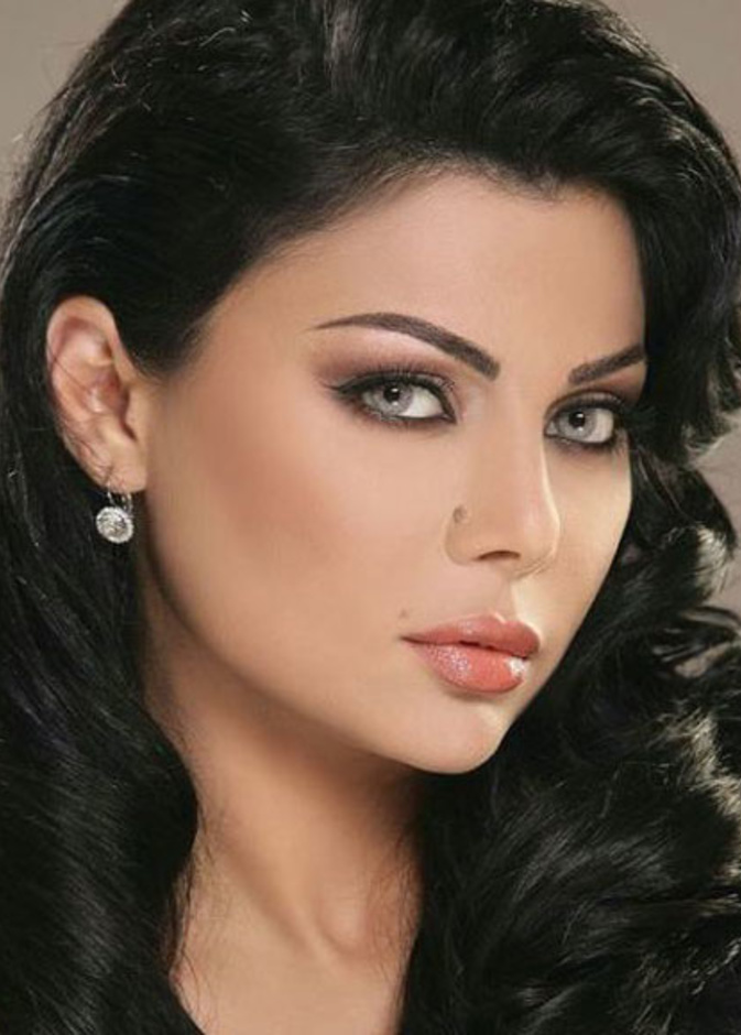 هيفاء وهبي تتجول في بيروت بحقيبة غريبة