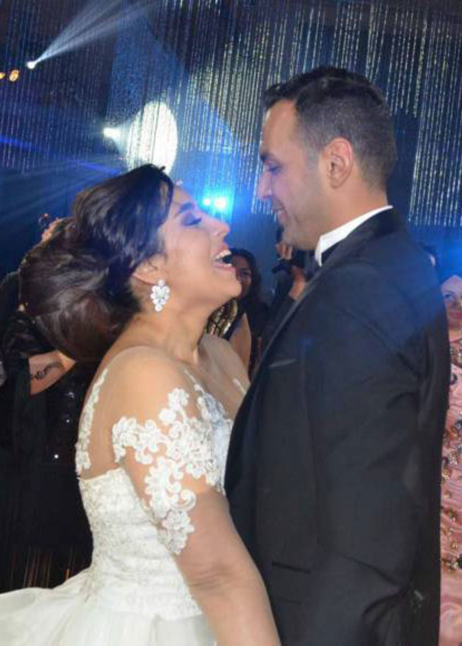  دنيا سمير غانم برفقة زوجها خلال وصولهما حفل الزفاف