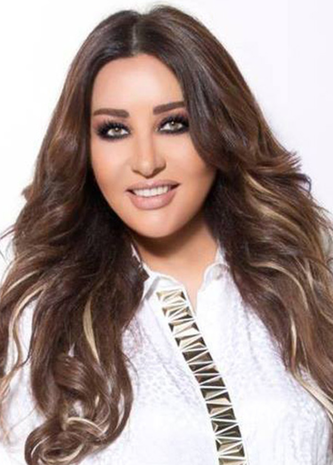  لطيفة خلال زيارتها الفنانة دلنده عبده في المستشفى