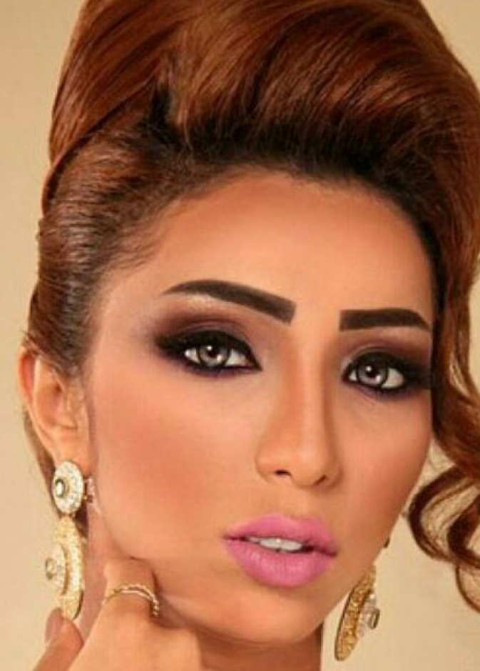  دنيا مع زوجها وفريق العمل