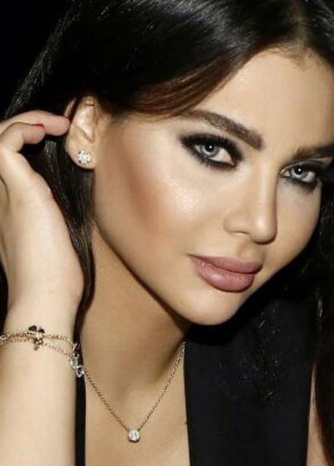 قمر..شبيهة هيفاء وهبي