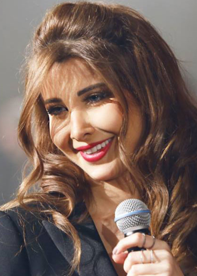 سيرين عبدالنور الى جانب والدها وتعايد زوجها برفقة ابنتهما