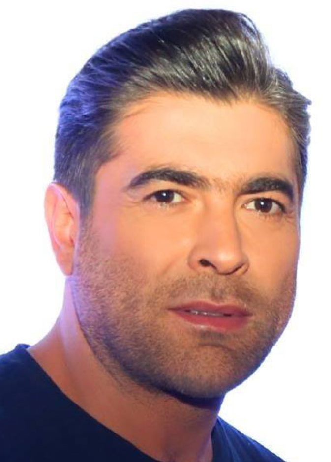 وائل كفوري يقبل فتاة مقعدة خلال احيائه حفلا في المغرب