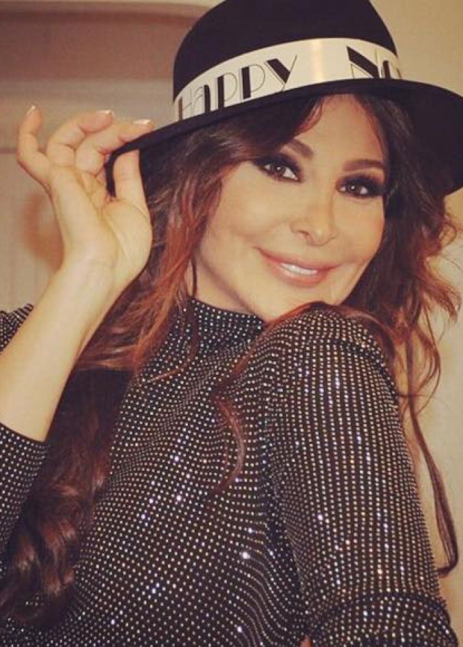 مع اصدقائها تحت المطر